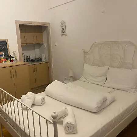 Modern, Ideally Located Apartment *