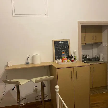 Modern, Ideally Located Apartment *